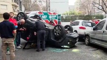 Fuerte accidente en Palermo: un conductor perdió el control de su camioneta, chocó un auto estacionado y volcó