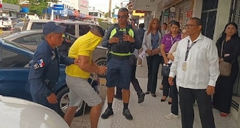 El supuesto femicida, Bosco Barrera, de 42 años, llega a las instalaciones del Órgano Judicial en Santiago de Veraguas, custodiado por agentes de la Policía Nacional. (Tomada de PA)