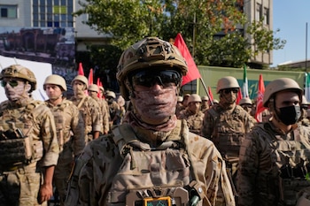 Efectivos armados afiliados a la Guardia Revolucionaria de Irán participan en el