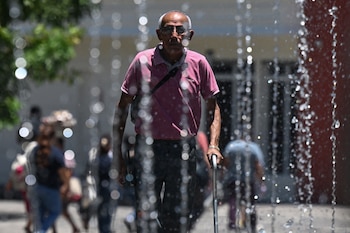 Salvadoreños buscan protegerse del sol y altas temperaturas