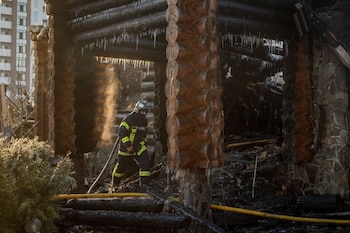 Un bombero trabaja en el
