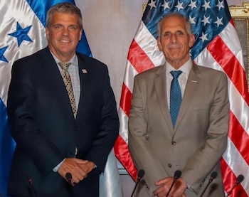 Nasry Asfura durante la reunión sostenida con el subdirector de la USTDA, Thomas R. Hardy, para analizar nuevas oportunidades de inversión en Honduras. (Foto: Casa Presidencial)