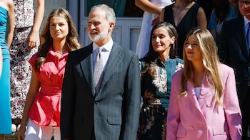 La princesa Leonor y la infanta Sofía, de estreno en su aparición sorpresa: de la blusa de 420 euros de la heredera al traje rosa a conjunto de su hermana