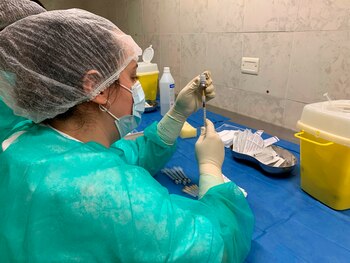 Una enfermera prepara una dosis