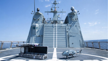 La Armada realiza por primera vez el control simultáneo y en tiempo real de drones desde un helicóptero y un buque