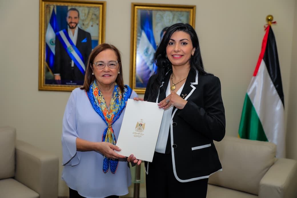 La embajadora de Palestina, Reena S. M. Fattouh, entrega las Copias de Estilo a la canciller Alexandra Hill Tinoco, formalizando su acreditación ante el Gobierno de El Salvador (Foto cortesía @embpalsv).