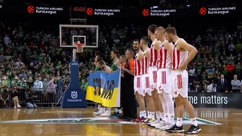 Abucheos del público por no querer posar con la bandera "Stop War"