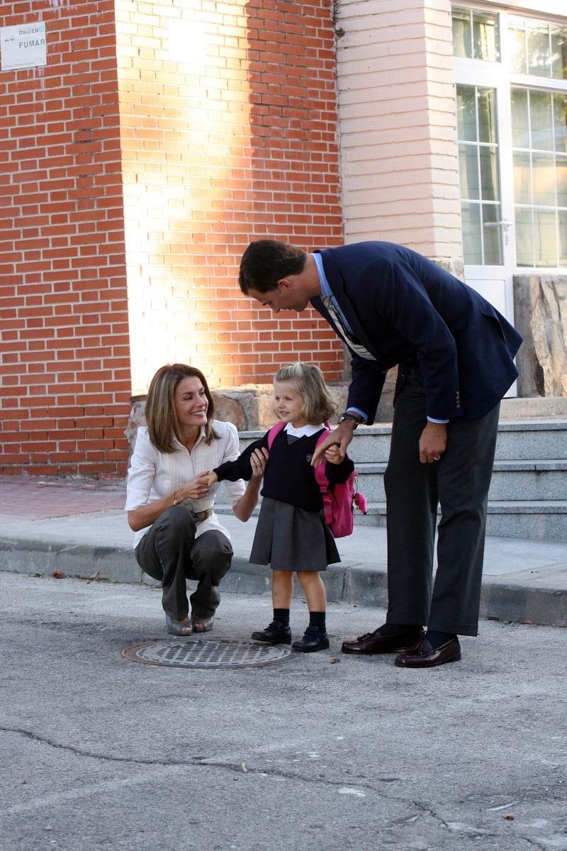 La princesa Leonor en su primer día en el Colegio Santa María de los Rosales. Un día relevante en el que estuvo acompañada de sus padres, Felipe y Letizia (Casa Real)