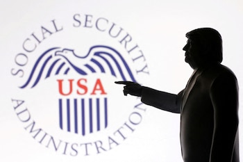 Los beneficiarios del Seguro Social nacidos entre el 1 y el 10 cobrarán el 8 de julio según el calendario de la SSA (REUTERS/Dado Ruvic/Illustration/File Photo)