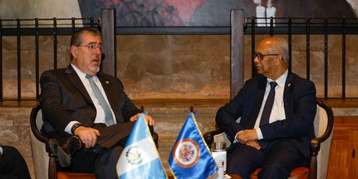 En octubre de 2025 el secretario de la OEA, Albert R. Ramdin, se reunió con el presidente de Guatemala, Bernardo Arévalo. (Gobierno de Guatemala)