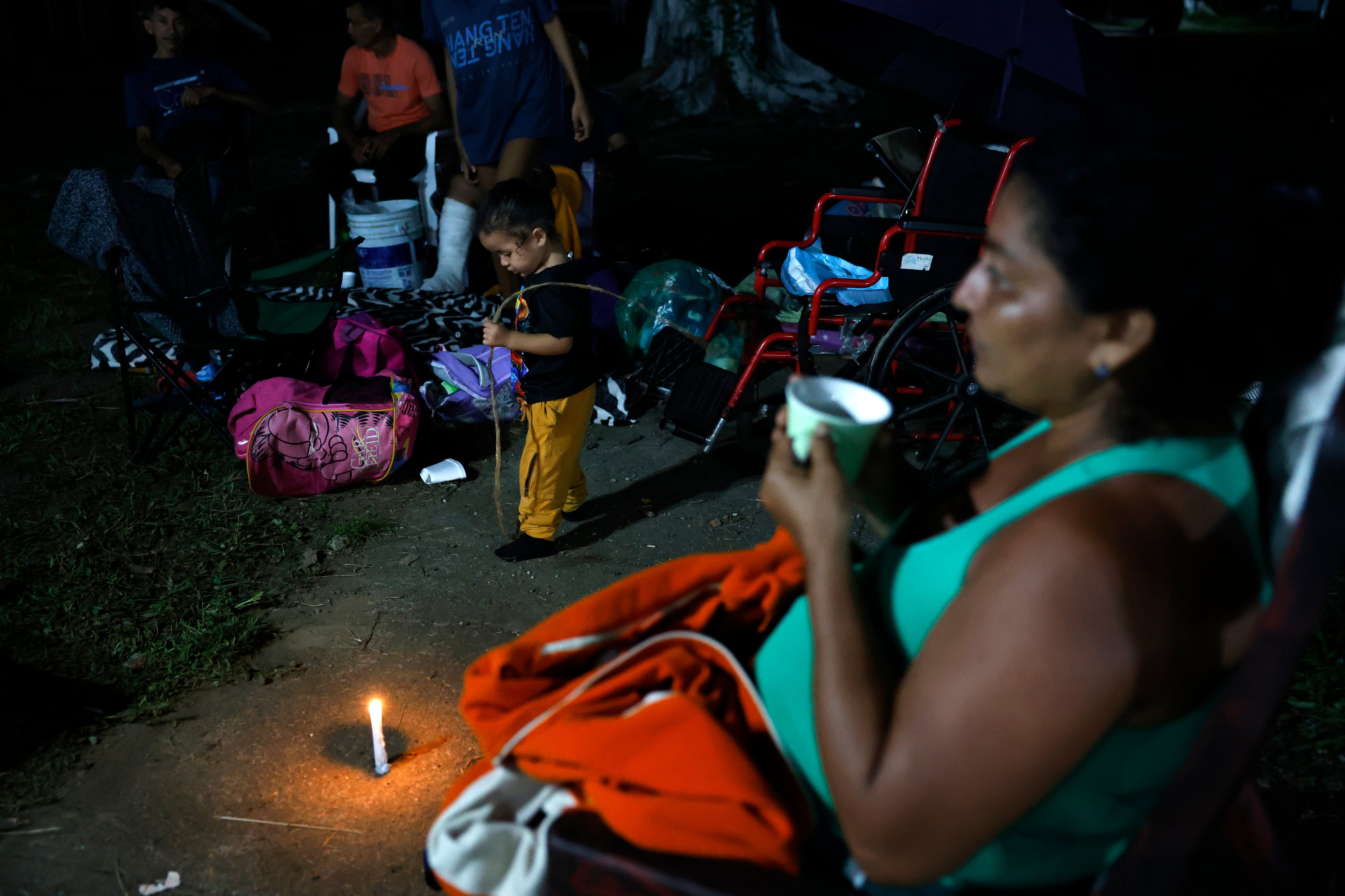 Personas reciben atención en un parque del centro de Tonosí, provincia de Los Santos, un día después del terremoto ocurrido el viernes 9 de octubre. EFE/ Bienvenido Velasco