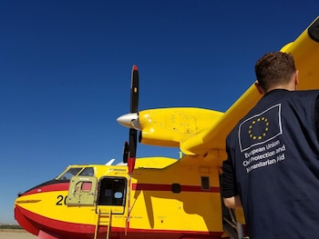 17/08/2026 Un miembro del equipo de Protección Civil y Ayuda Humanitaria de la Unión Europea observa un avión anfibio Bombardier CL-415 listo para una misión de extinción de incendios.
POLITICA
COMISIÓN EUROPEA