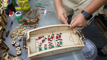 Reclusos crean productos para venta del Mundial y ganar algo de dinero para darle a sus familias Foto: SSC_CDMX