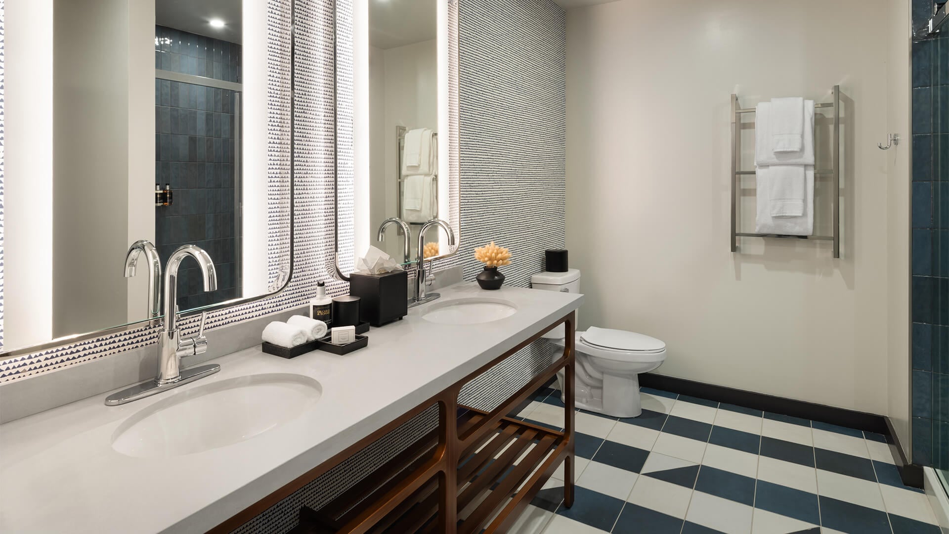 El amplio baño del hotel (Hotel Origin Kansas City)