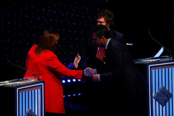 Patricia Bullrich se saluda con