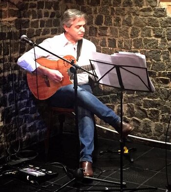 Su principal hobby es tocar