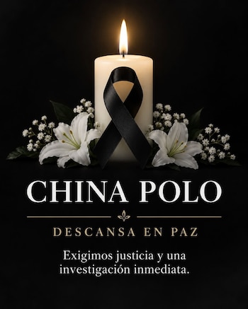 Una vela encendida con un lazo negro, flores blancas y un texto que pide justicia por China Polo sobre fondo negro