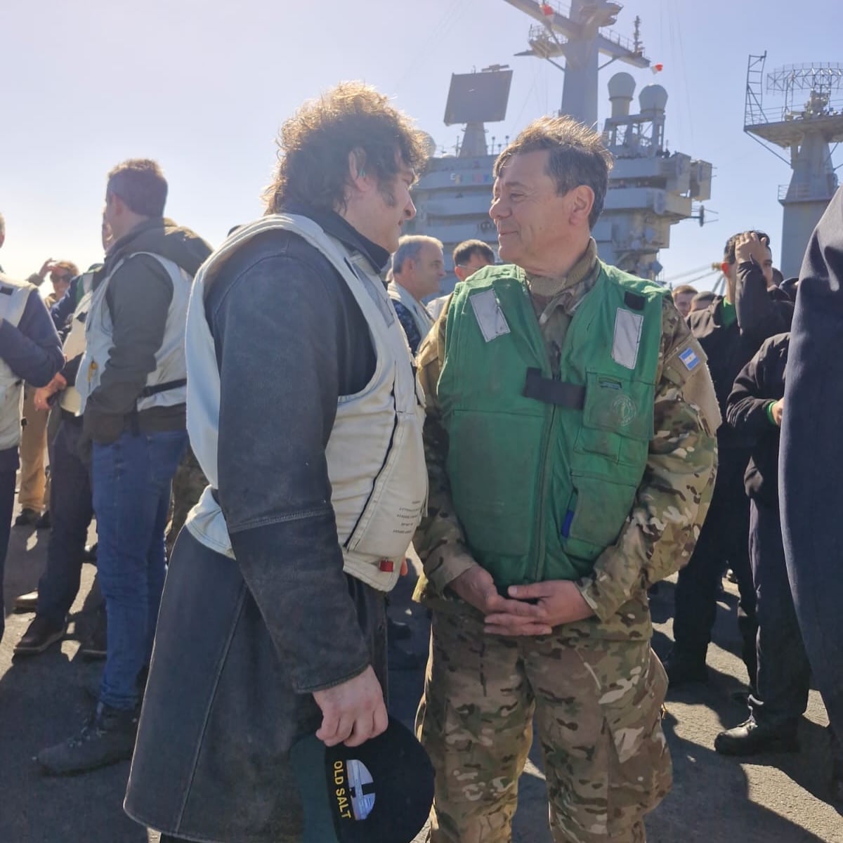 El presidente Milei y el ministro de Defensa, Carlos Presti, a bordo del portaaviones estadounidense