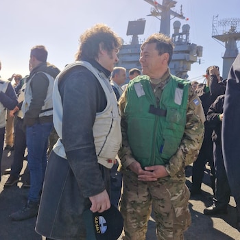 El presidente Milei y el ministro de Defensa, Carlos Presti, a bordo del portaaviones estadounidense