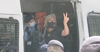 La abuela Wong gesticula mientras