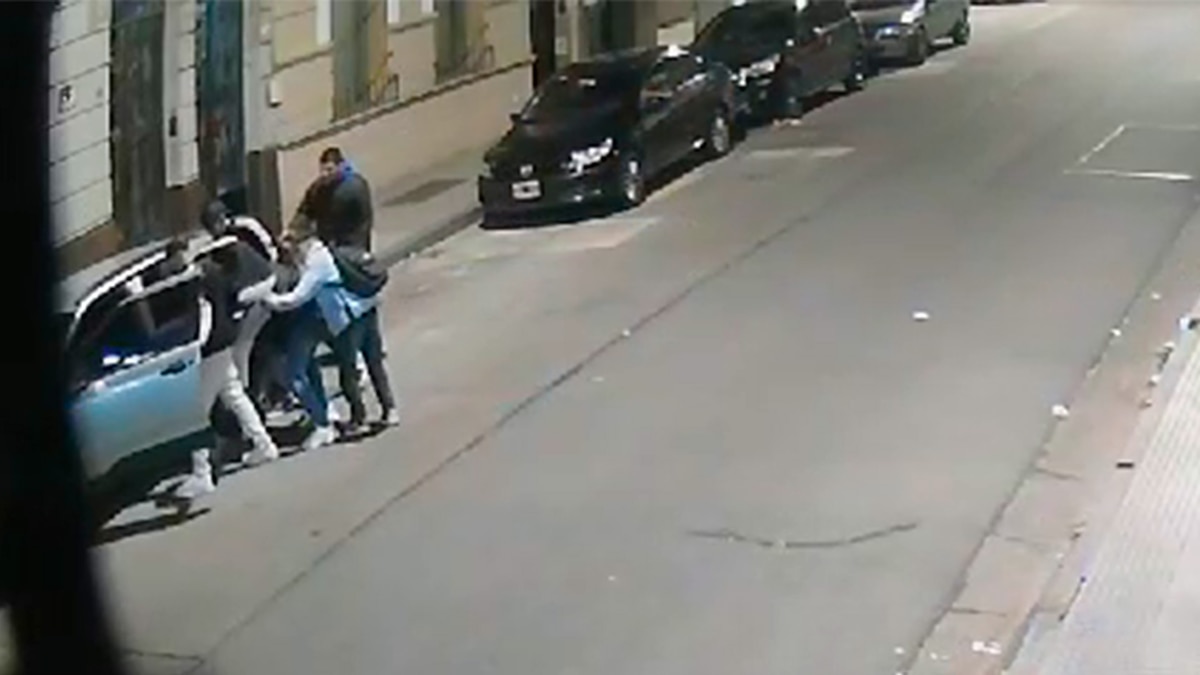Violento robo piraña en San Telmo: seis ladrones asaltaron a un hombre y se llevaron su auto en menos de medio minuto