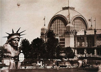 La cabeza de la Estatua de la Libertad exhibida en París en 1878, ocho años antes de su inauguración en los Estados Unidos