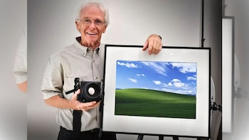 Chuck O'Rear sostiene una copia