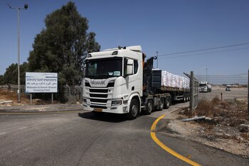 Camiones con ayuda se dirigen