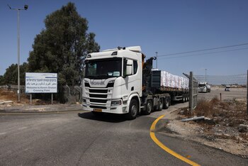 Camiones con ayuda se dirigen
