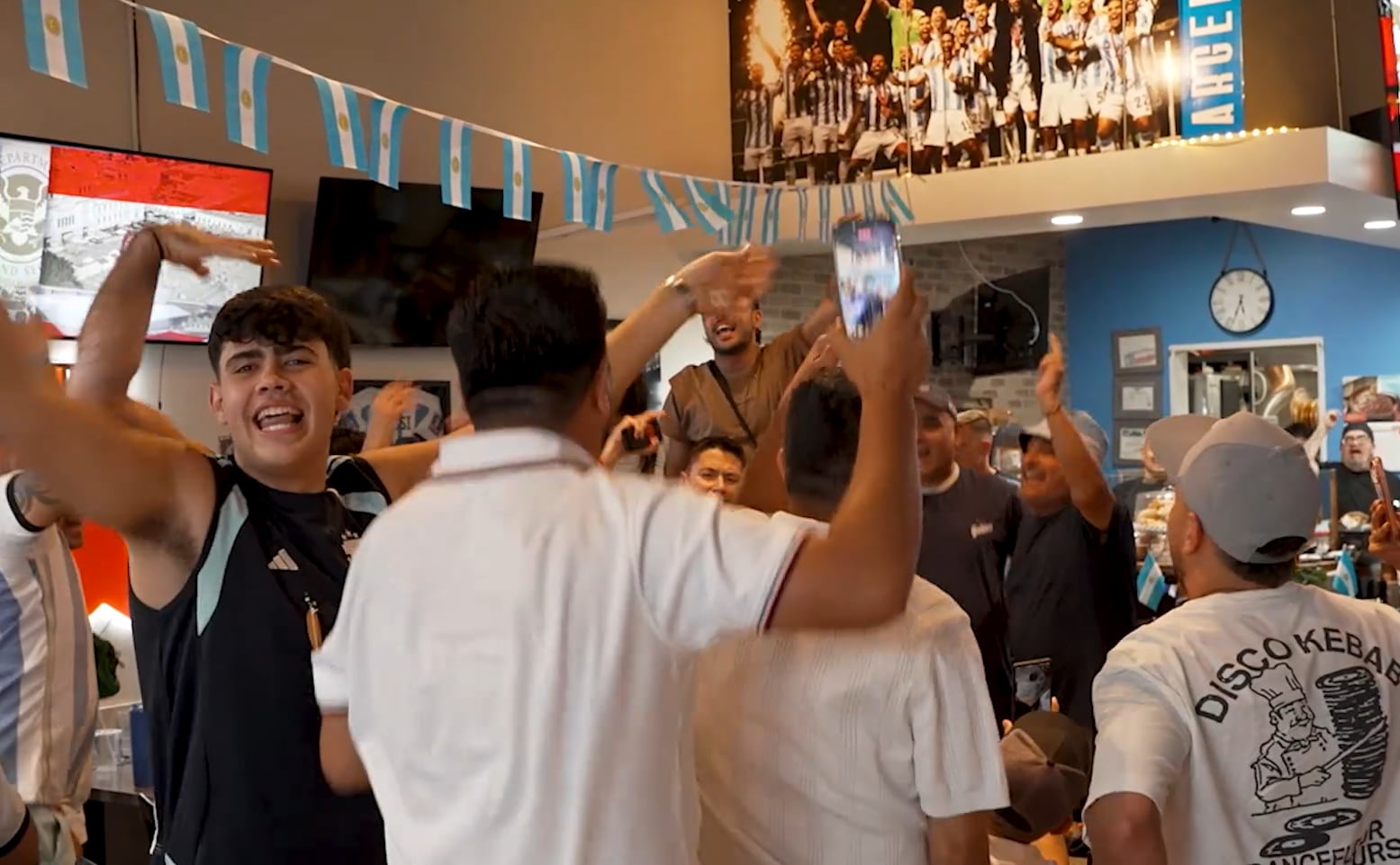 El resraurante Argentina 163 se llenó de hinchas de varios países antes del partido Argentina-Austria (ABC 8)