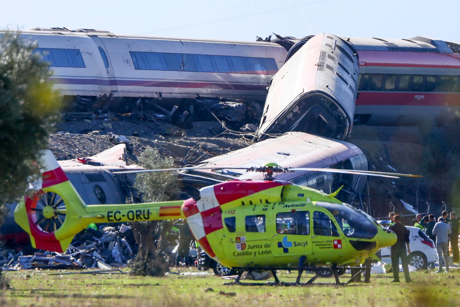 Dos trenes de alta velocidad, uno de Renfe y otro de Iryo, han colisionado a primera hora de este miércoles a la altura de la estación de Urda (Toledo). (EFE/Ismael Herrero)