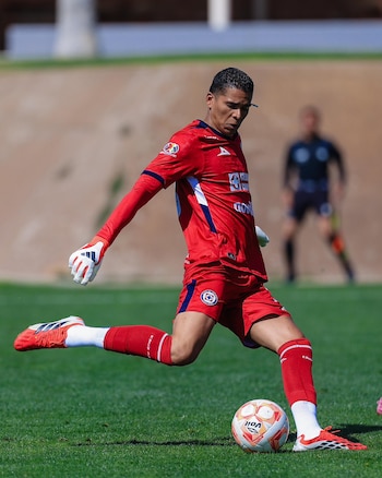 El colombiano Kevin Mier lidera la defensa celeste tras debutar como capitán y mantener el arco en cero ante Santos Laguna en la Sub-21. (X/ @Cruz Azul)