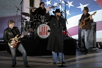 Toby Keith actúa en el