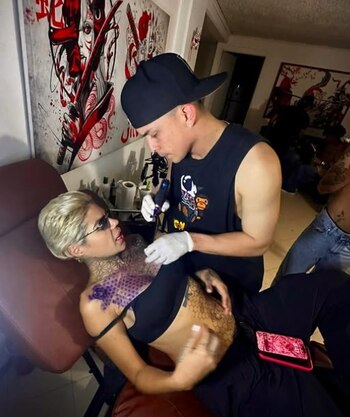 La creadora de contenido asegura que Takamura, tatuador de Melissa Gate, compartió información sobre su ubicación y la intimidó públicamente - crédito @takamura.tattoo1/IG