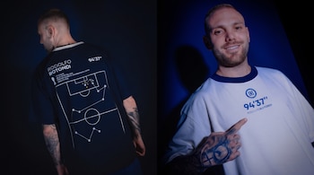 Dos tomas de Rodolfo Rotondi con camisetas estampadas con su nombre, un diagrama de jugada y la marca 94'37".