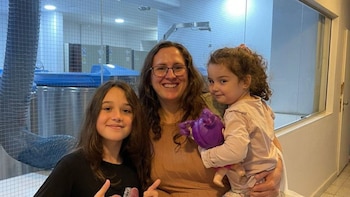 La familia González resguarda su