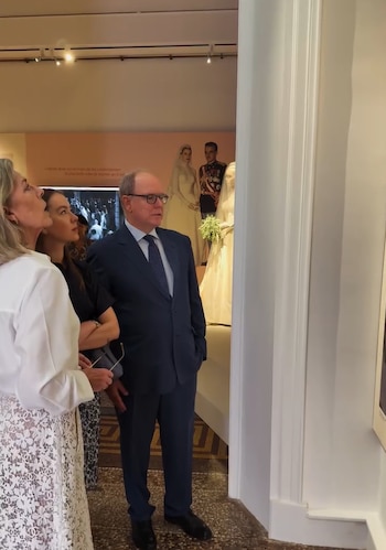 Carolina de Mónaco, Alexandra de Hannover y el príncipe Alberto visitan la exposición dedicada a la boda de Grace Kelly y Rainiero III (Casa Real)