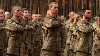 Ucrania sufre un desgaste proporcionalmente devastador: con una población tres veces menor que la de Rusia, la pérdida de entre 400.000 y 600.000 soldados desangra a su juventud y compromete gravemente el futuro generacional del país (Foto: archivo DEF)