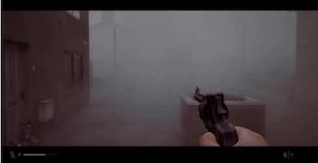 Perspectiva en primera persona de una mano que sostiene un revólver en un ambiente con niebla, con una retícula central e indicadores en pantalla