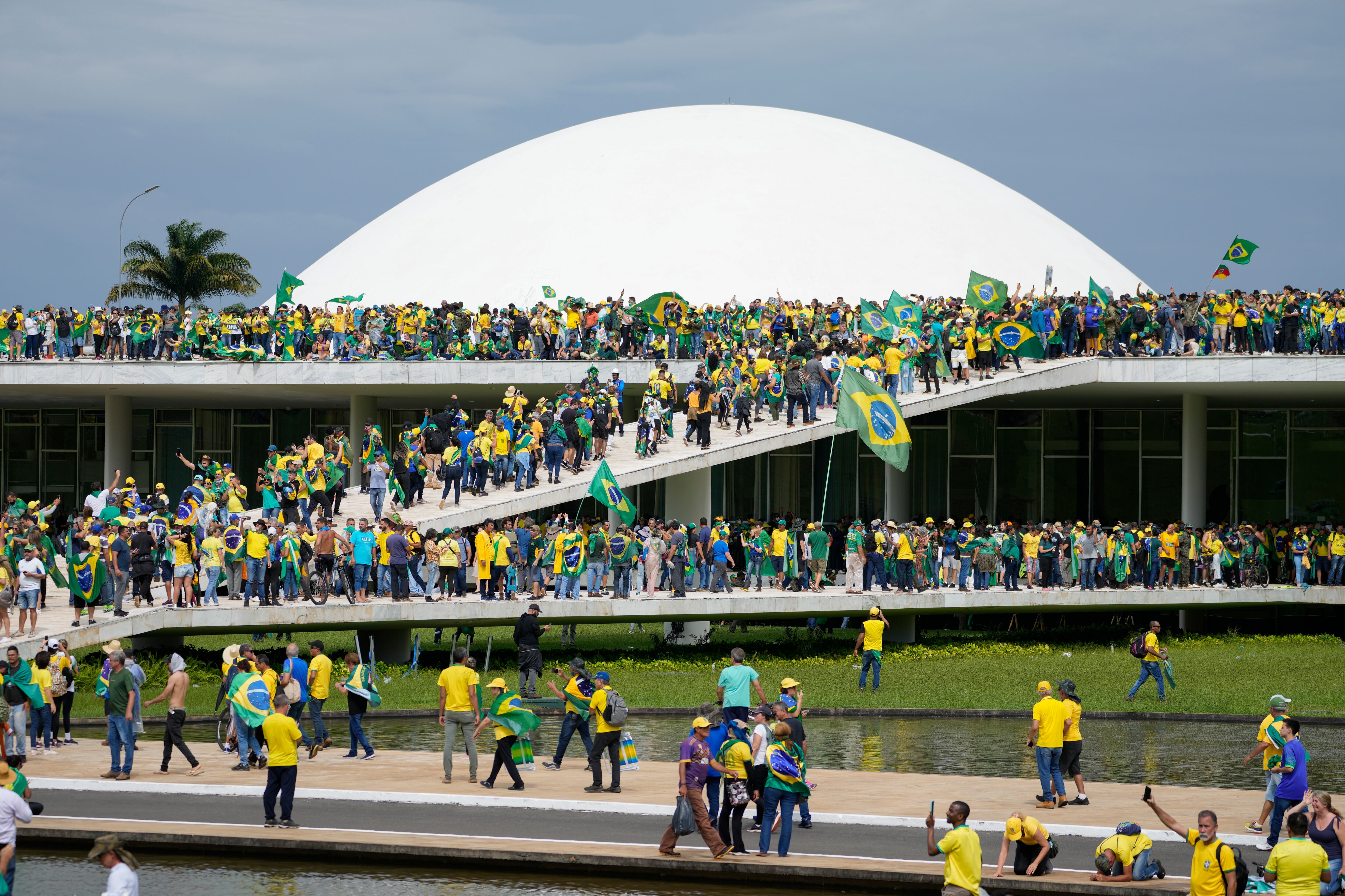 Partidarios del expresidente invadieron el edificio del Congreso en enero de 2023 (AP Foto/Eraldo Peres)