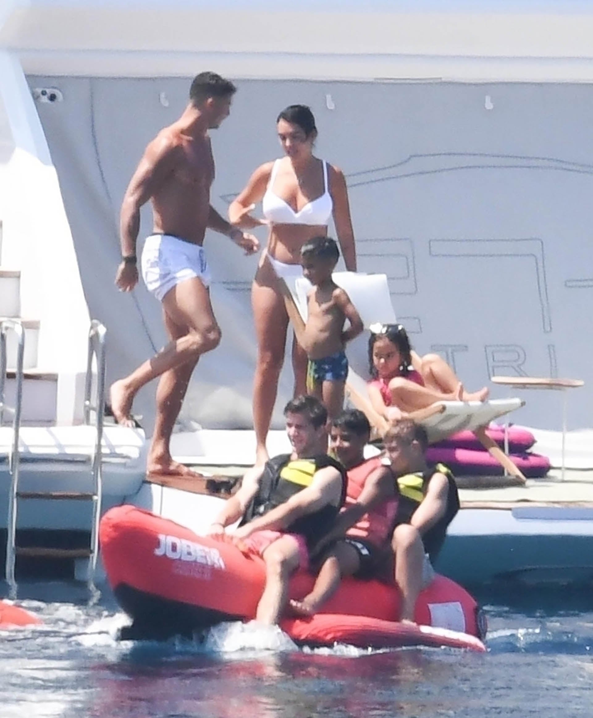La familia de Cristiano Ronaldo se formó entre alegrías y una pérdida que marcó a todos; cada nombre en sus botines tiene un significado especial (Photo © 2023 Backgrid UK/The Grosby Group)