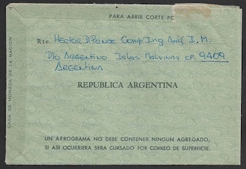 Un aerograma verde con patrón de aves estilizadas y escritura a mano en azul que incluye "REPUBLICA ARGENTINA" y una dirección a "Islas Malvinas CP. 9409"