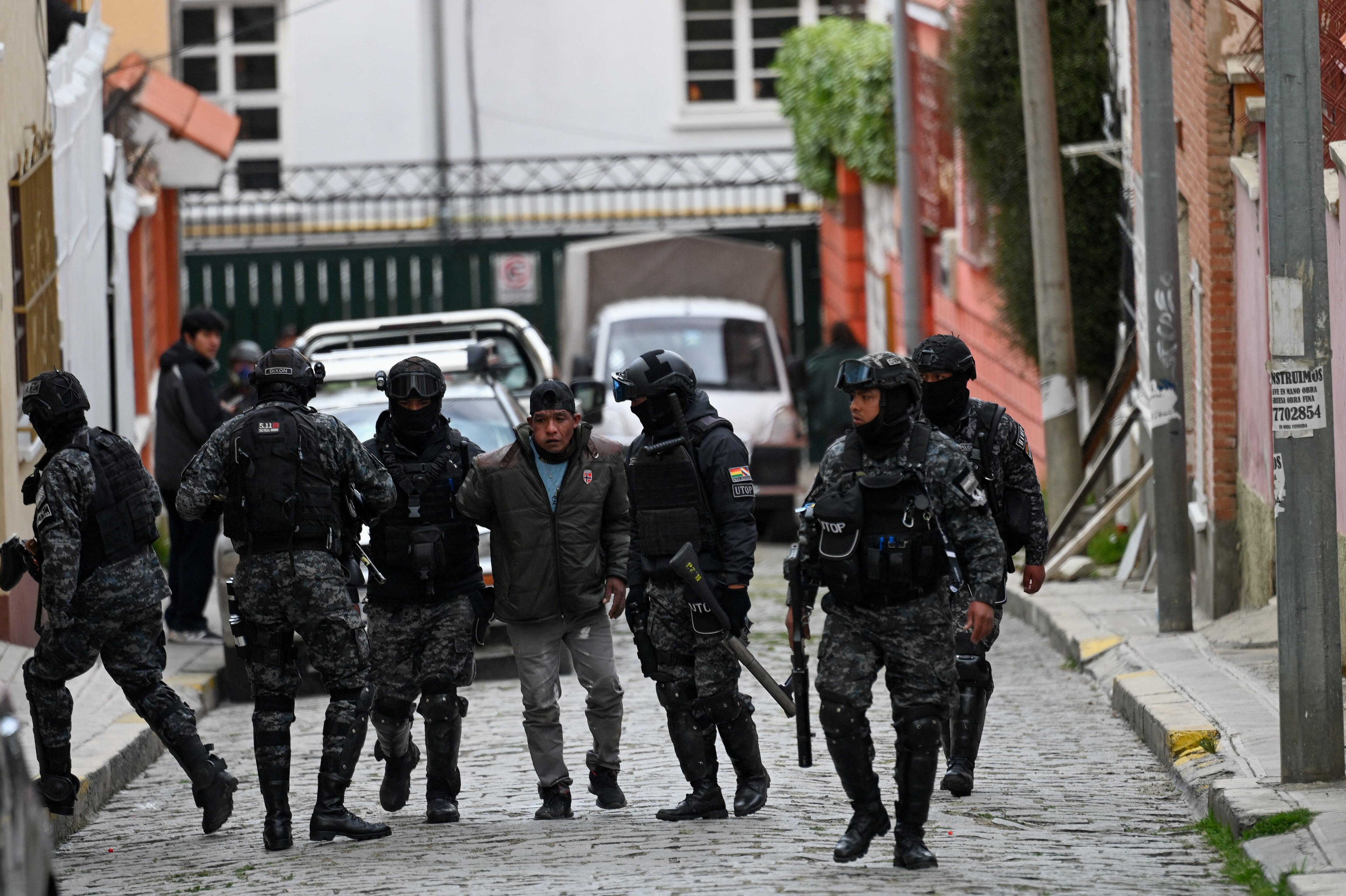 Así se llevaron detenido a un simpatizante de Evo Morales este jueves en La Paz, Bolivia (REUTERS/Claudia Morales)