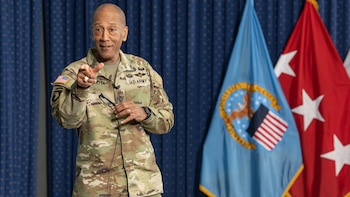 El general Charles Hamilton fue señalado por usar su rango para favorecer a una teniente coronel , alterando el proceso del Programa de Evaluación de Comandantes de Batallón. (Christopher Lynch/Agencia Logística de Defensa)