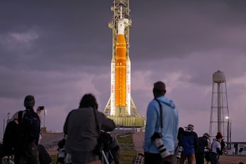 Cientos de medios periodísticos y curiosos se encuentran en el Centro Espacial Kennedy en Cabo Cañaveral para presenciar la histórica misión espacial (AP foto/Chris O'Meara)
