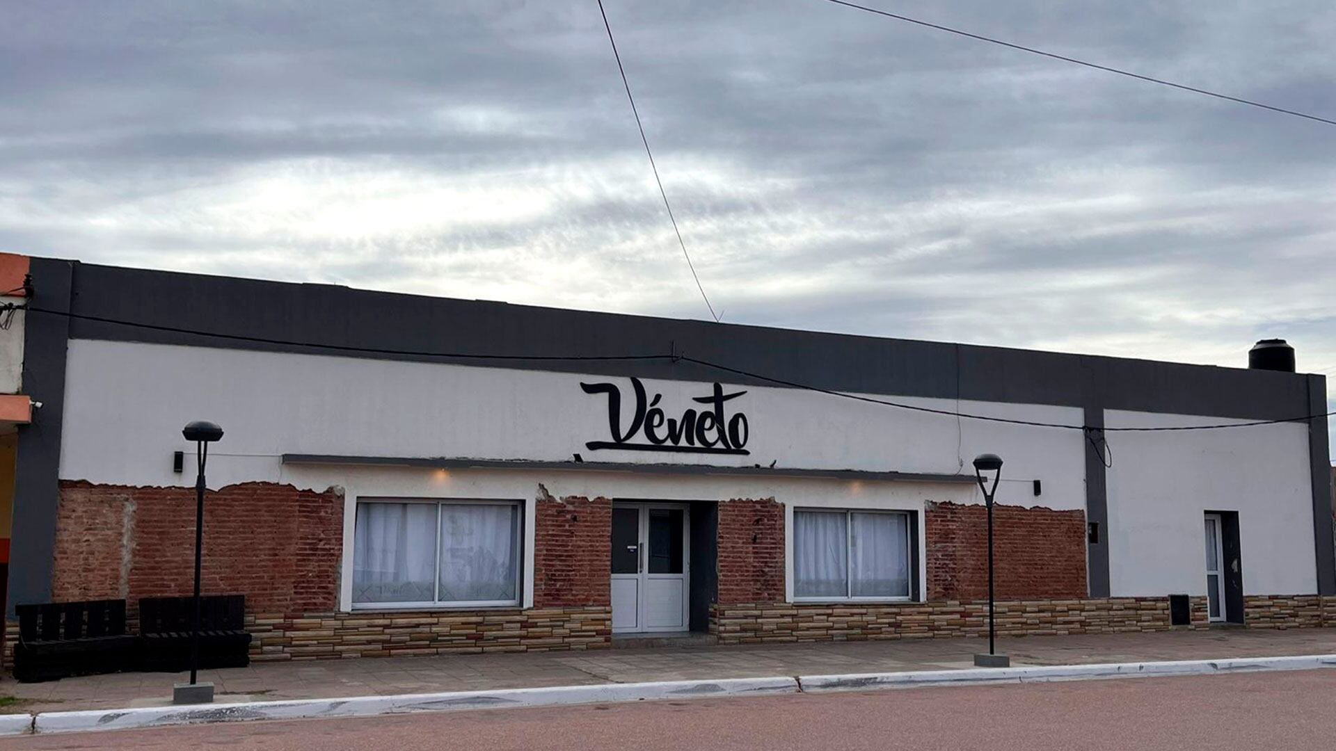 Véneto, el bar donde se realizó la fiesta, ubicado a una cuadra de la comisaría (Foto: Infohuella)