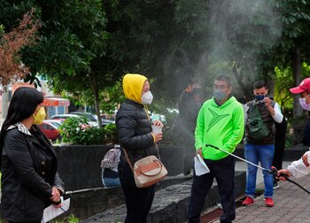 Grupos de jóvenes hacen fila