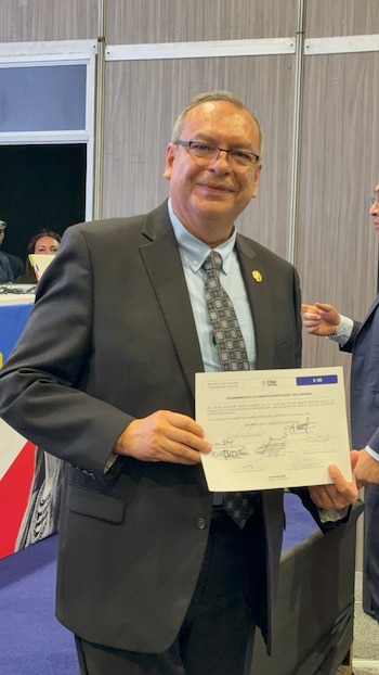 - crédito @CDColExt/X