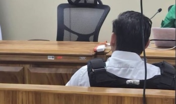 Ariel Robles llegó al segundo juicio utilizando un chaleco antibalas y acompañado por dos agentes del OIJ. (Cortesía)