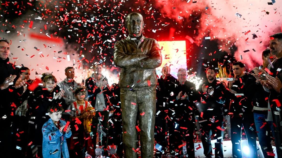 Estudiantes de La Plata rindió homenaje a Alejandro Sabella con una estatua